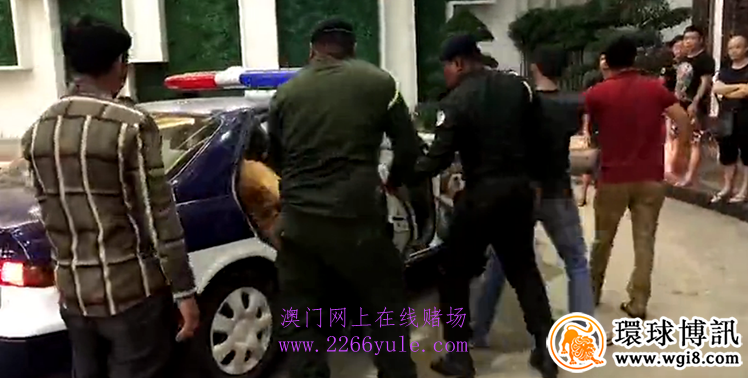 柬埔寨宪兵在西港赌场内抓捕一名中国籍男子